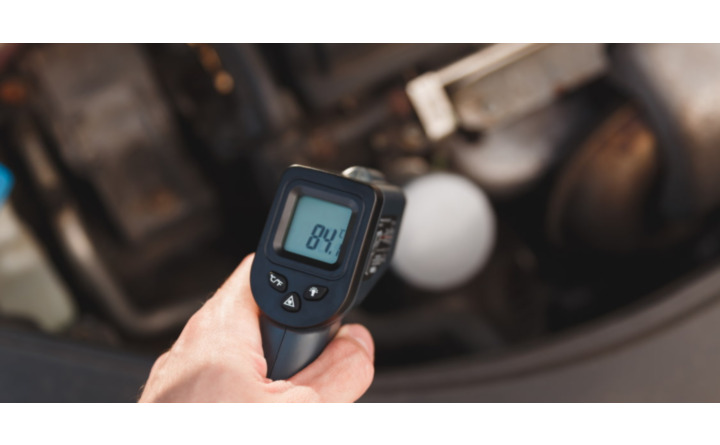 measuring equipment temperature with thermometer